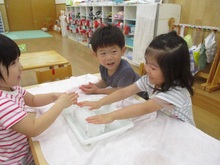 氷を触っている写真