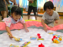 お菓子すくいの様子