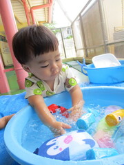 水遊びの様子（0歳児）