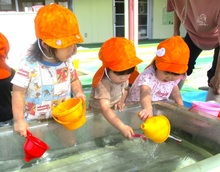 水遊びの様子（1歳児）
