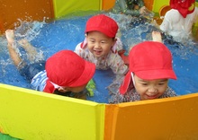 水遊びの様子（2歳児）