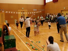 運動会を楽しむ２歳児