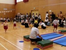 サーキット遊びを楽しむ3歳児