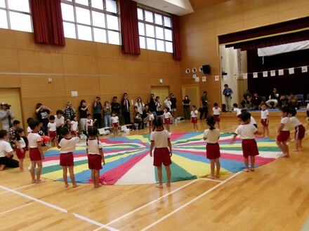 バルーンを楽しむこどもたち