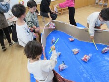 お菓子つりを楽しむこどもたち