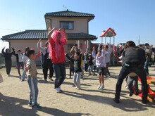 盆踊りを楽しむこどもたち