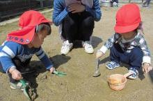 園庭で遊んでいる様子