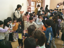 並んで見送るこどもたち