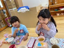 3歳児がふかし芋を食べている写真