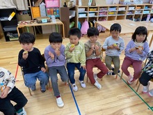 4歳児がふかし芋を食べている写真