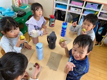 5歳児がふかし芋を食べている写真