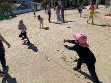 ツルで綱引きをしている写真