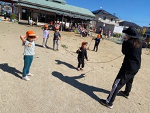ツルで縄跳びをしている写真