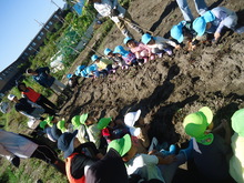 地域の方に挨拶をしている写真