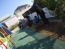 園庭の草刈りをしている写真