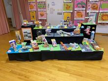 空き箱で作った乗り物や生き物の写真