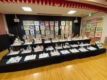 空き箱や透明のカップで作った建物の写真