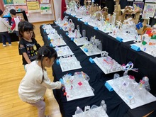 友だちの作品を見ている写真