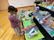 指をさしてじっくりと見ている写真