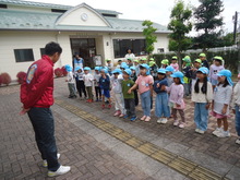 草誠クラブの方に挨拶をしている写真