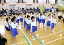 みんなで返事をしている写真