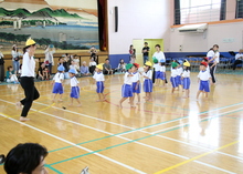 踊っている写真