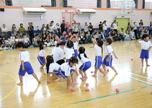 玉入れをしている写真