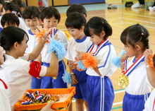 メダルをもらっている写真