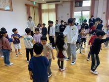 ジャンケンしている写真