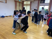 列車を作ってお散歩している写真