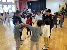 七人組を作っている写真