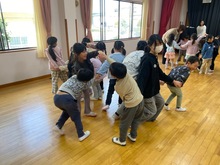 ふれあい遊びをしている写真