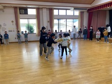 輪になって回っている写真