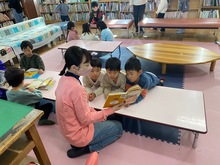 保護者ボランティアさんに絵本を読んでもらっている写真