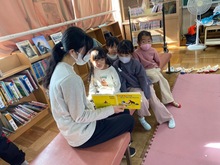 担任に絵本を読んでもらっている写真