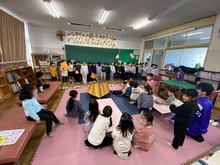 小学一年生が招待状を持って来てくれている写真