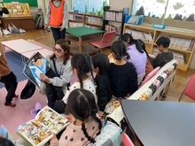 絵本を読んでもらっている写真