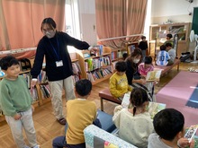 絵本を探している写真