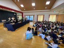 全園児で演奏を聴いている写真