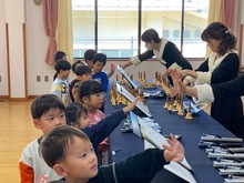 手を振って退場している写真