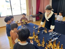 楽器を見ている写真