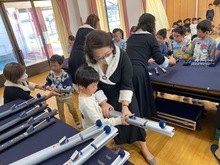 楽器を触らせてもらっている写真