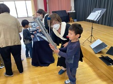 楽器を触らせてもらっている写真