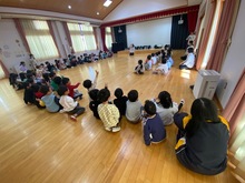 遊戯室に全員が集まっている写真