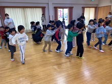 ジャンケン列車をしている写真