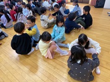 ふれあい遊びをしている写真