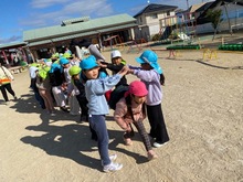 アーチでお別れしている写真