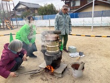 火をおこしている写真