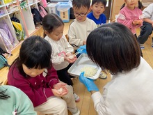 蒸し上がったもち米を食べている写真