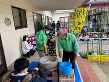 もちつきをしている写真